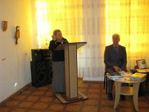 Pranešimą skaito D.Užpelkienė. Greta - konferencijos organizatorius Kaliningrado regioninės lietuvių kalbos mokytojų asociacijos pirmininkas Aleksas Bartnikas. / Organizatorių nuotr.