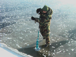 Ledo storis tose vietose, kur buvo statomi ženklai, siekė 20-30 cm. / VSAT nuotr.