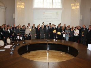 Švietimo ir mokslo ministerijoje taurėmis, diplomais ir prizais apdovanoti geriausieji 2011-ųjų metų mokiniai sportininkai, jų treneriai ir geriausios mokinių sportininkų komandos. / smm.lt nuotr..
