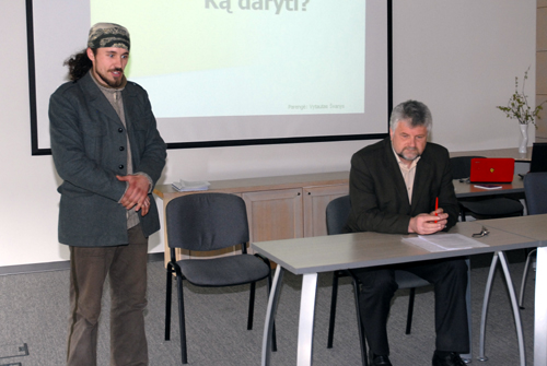 Prieš vėjo jėgaines kovojančių bendruomenių asociacijai „Ne pavėjui“ vadovauja Vilkyčių bendruomenės vadovas D.Vilius (stovi). Prieš vėjo jėgaines kovojančių bendruomenių asociacijai „Ne pavėjui“ vadovauja Vilkyčių bendruomenės vadovas D.Vilius (stovi).