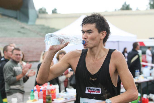 Vilkytiškis R.Seitkalijevas nuo Kauno iki Vilniaus galėtų nubėgti per 7 val. 46.20 min. - tiek laiko jam prireikė įveikti 100 km ultramaratoną.