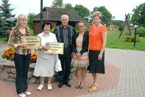 Gražiausiai tvarkomų sodybų šeimininkes K.Bartminienę ir A.M.Malakauskienę sveikino bendruomenės „Veiviržo slėnis“ pirmininkas R.Baltrukonis, projekto finansininkė J.Jasulaitytė ir Šilutės bendruomenių sąjungos pirmininkė M.Janavičienė.