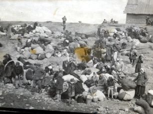 1948 metų birželio 16 d. Krasnojarsko krašte, prie Angaros upės, išlaipinti tremtiniai iš Klaipėdos krašto laukia, kol kolūkių pirmininkai juos išsidalins. Artiuginas, Bogučianų r. Nuotrauka - iš asmeninio Vingių šeimos archyvo. tremtys Klaipedos krasto tremtiniai 1948m birzelio 16. Artiuginas