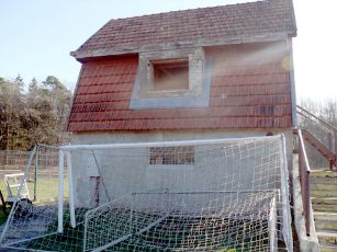 Sportininkams persirengti skirtas namelis - išdaužytais langais. stadionas namukas